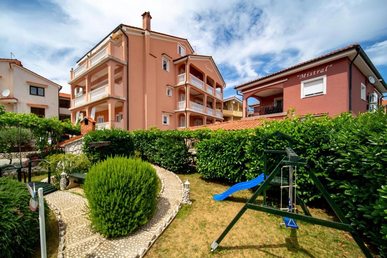 Kastell Apartments Lopar Exterior photo